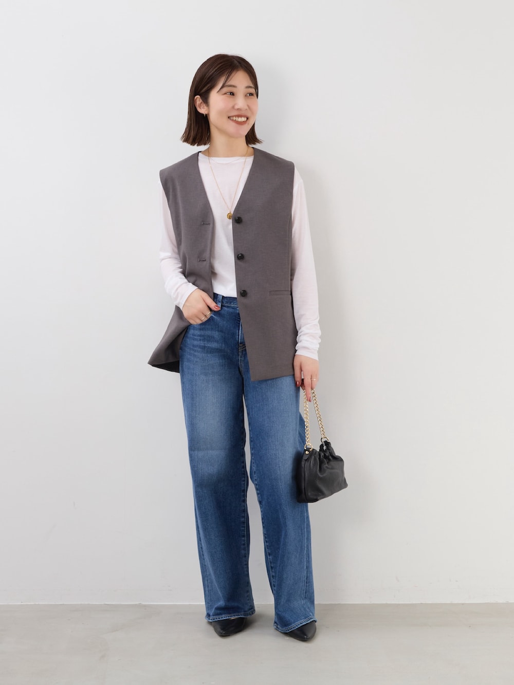 「mica&deal、マイカアンドディール、大人カジュアル、お出かけコーデ、ベスト、ジレ、ジレスタイル、AULENTTI、デニム、デニムコーデ、シアー、シアートップス、レイヤードスタイル」｜「AULENTTIの【AULENTTI】別注-チェーンショルダーバッグ-SHOULDER CHAIN BAG（ショルダーバッグ、ブラック系）」を使った、erikaさん（骨格ウェーブ・レディース・163cm）の夏コーディネートの2枚目の写真