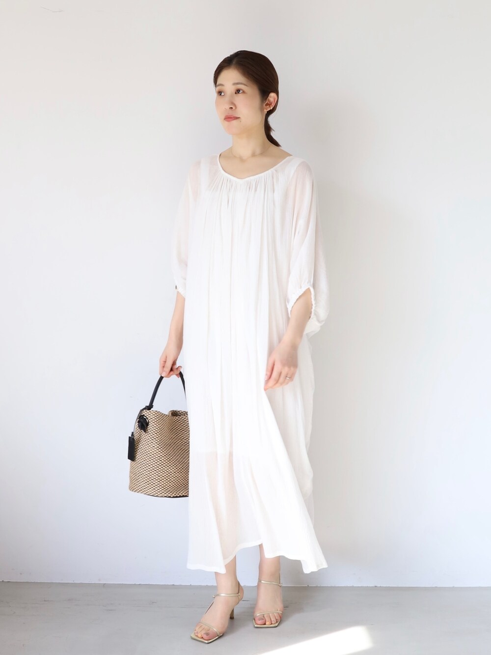 「mica&deal、マイカアンドディール、きれいめカジュアル、ワンピース、シンプルコーデ、シアートップス、休日スタイル、おでかけコーデ、30代コーデ、イエベ秋、シアーワンピース、大人カジュアル、夏コーデ、爽やかコーデ、ロングワンピース」｜「MICA&DEALのインド綿クレープバックツイストワンピース（ワンピース、ホワイト系）」を使った、erikaさん（レディース・163cm）の春コーディネートの2枚目の写真