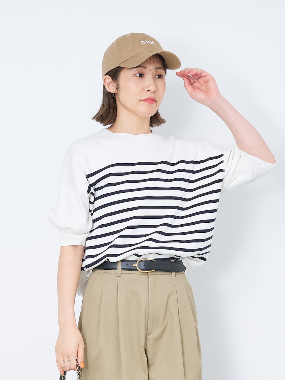 その他のニット/セーター、ベージュ系のチノパンツ、ベージュ系のキャップを着用したレディースの春コーディネートの3枚目の写真