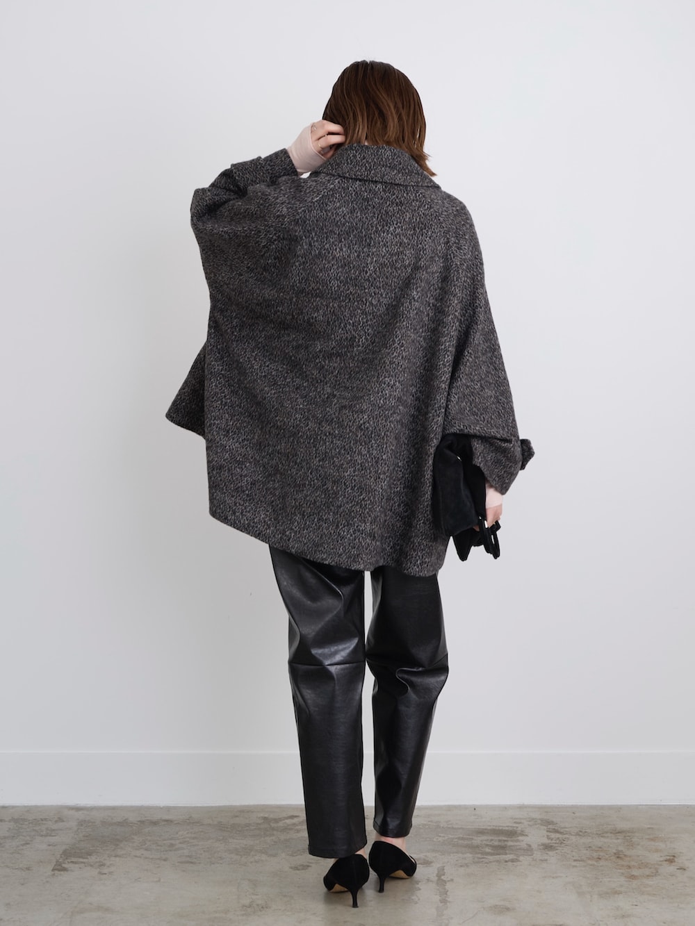 その他のその他アウター、ピンク系のTシャツ/カットソー、ブラック系のその他パンツを着用したレディースの冬コーディネートの7枚目の写真