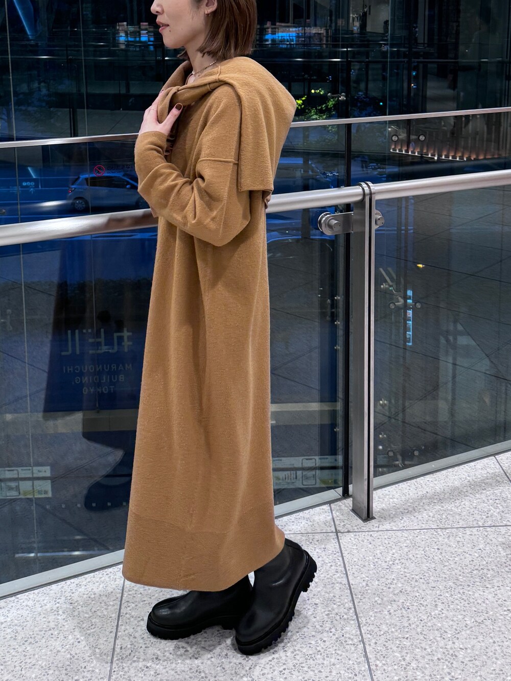 「mica&deal、マイカアンドディール、ニット、ブーツ、ワンピース、ニットワンピース、キャメル、着回しコーデ、ラクチンコーデ、お出かけコーデ、休日スタイル、きれいめカジュアル、大人カジュアル、30代コーデ、シンプルコーデ」｜「MICA&DEALのボイルウールVネックニットワンピース（ワンピース、イエロー系）」を使った、erikaさん（レディース・163cm）の秋コーディネートの2枚目の写真