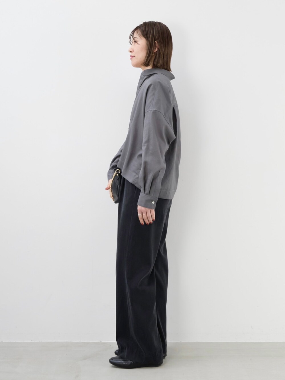 グレー系のシャツ/ブラウスを着用したレディースの夏コーディネートの5枚目の写真