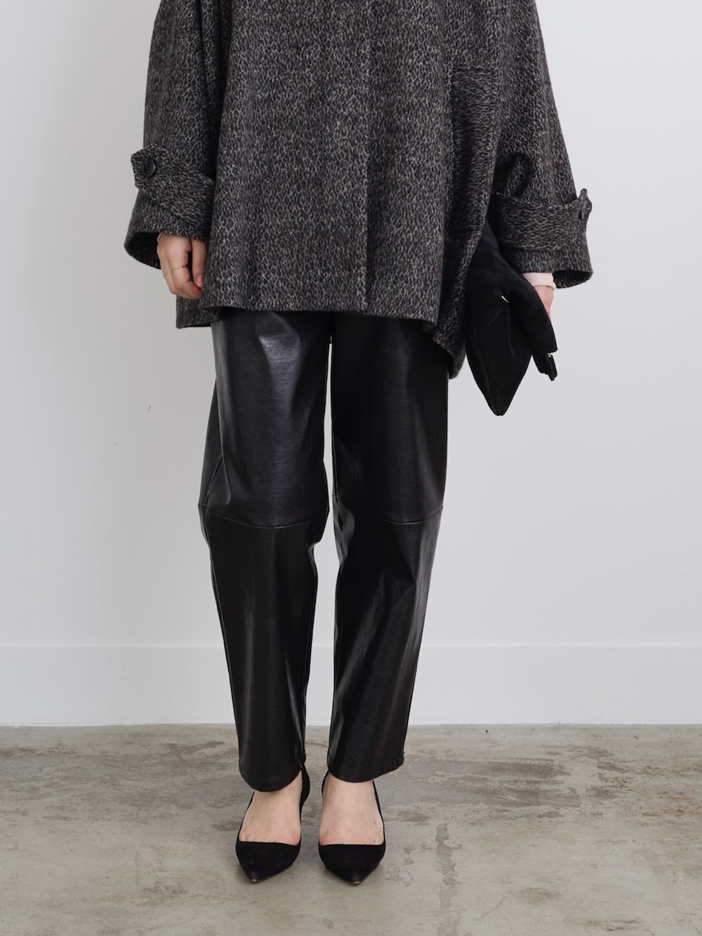 その他のその他アウター、ピンク系のTシャツ/カットソー、ブラック系のその他パンツを着用したレディースの冬コーディネートの3枚目の写真