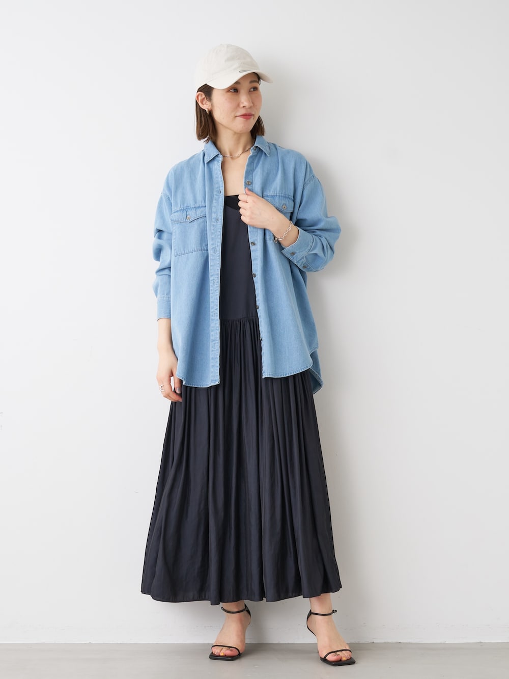 「mica&deal、マイカアンドディール、NEWERA、デニムシャツ、キャミワンピ、CAP、キャップ、秋服準備はじめました、休日スタイル、アウトドアスタイル、ワンピース、大人カジュアル、きれいめカジュアル、30代コーデ、お出かけコーデ」｜「MICA&DEALのミリタリーシャツ（シャツ/ブラウス、ブルー系）」を使った、erikaさん（レディース・163cm）の夏コーディネートの2枚目の写真