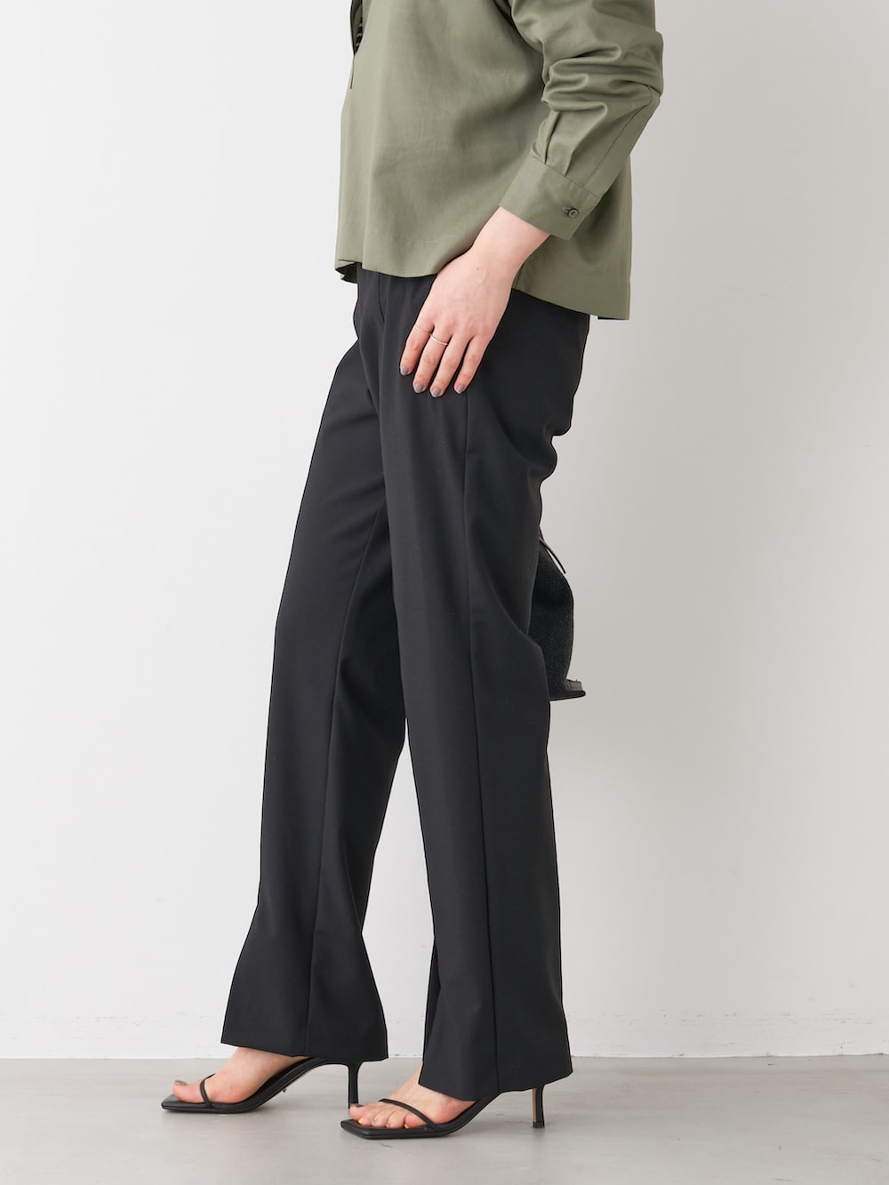 ブラック系のTシャツ/カットソー、グリーン系のシャツ/ブラウス、ブラック系のその他パンツを着用したレディースの秋コーディネートの4枚目の写真