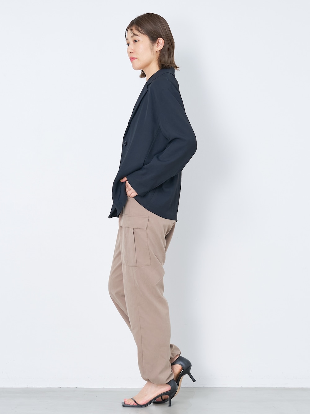 「mica&deal、マイカアンドディール、大人カジュアル、きれいめカジュアル、パンツコーデ、お出かけコーデ、きれいめコーディネート、カーゴパンツ、ジャケット、ジャケットスタイル、大人ファッション、30代コーデ、パンツスタイル、春、春コーデ」｜「MICA&DEALのシングルツイルジャケット（その他アウター、ブラック系）」を使った、erikaさん（骨格ウェーブ・レディース・163cm）の春コーディネートの5枚目の写真