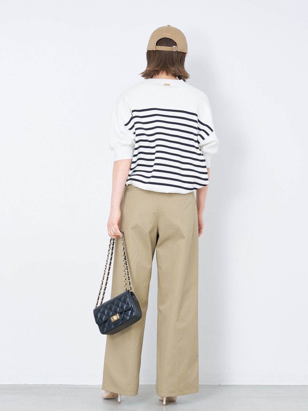 その他のニット/セーター、ベージュ系のチノパンツ、ベージュ系のキャップを着用したレディースの春コーディネートの8枚目の写真