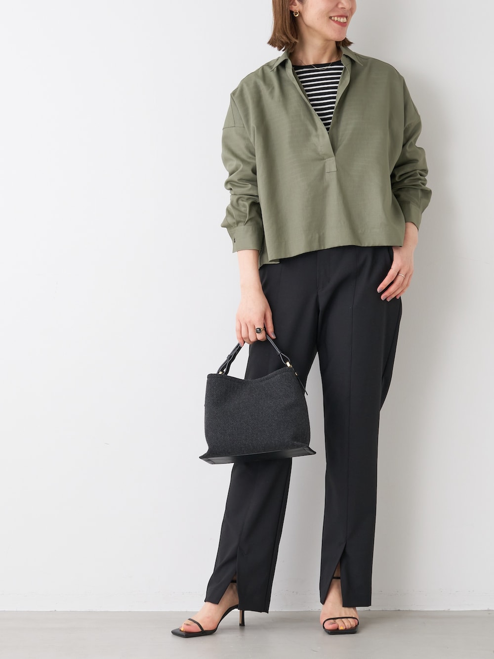 ブラック系のTシャツ/カットソー、グリーン系のシャツ/ブラウス、ブラック系のその他パンツを着用したレディースの秋コーディネートの2枚目の写真