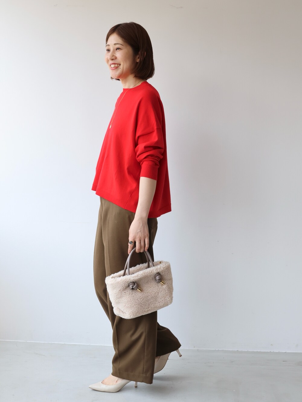 「mica&deal、マイカアンドディール、赤、ブラウン、ワイドパンツ、ニット、ハイゲージニット、キレイめパンツ、大人カジュアル、きれいめカジュアル、ファーバッグ、VIOLA d'ORO、カラーコーデ、ニットコーデ、通勤コーデ」｜「MICA&DEALのワイドニットプルオーバー（ニット/セーター、レッド系）」を使った、erikaさん（レディース・163cm）の秋コーディネートの3枚目の写真