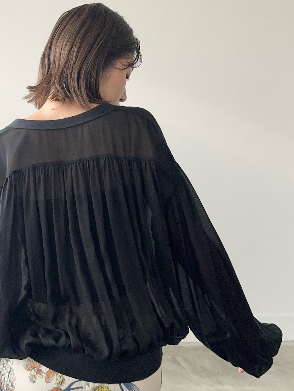 「marmors、マルモア、花柄、花柄パンツ、フラワープリント、イージーパンツ、カーディガン、シアー、休日スタイル、お出かけコーデ、大人カジュアル、ラフコーデ、きれいめカジュアル、パンツスタイル、30代コーデ」｜「marmorsの【marmors】flower print straight pants（その他パンツ、その他）」を使った、erikaさん（骨格ウェーブ・レディース・163cm）の冬コーディネートの5枚目の写真