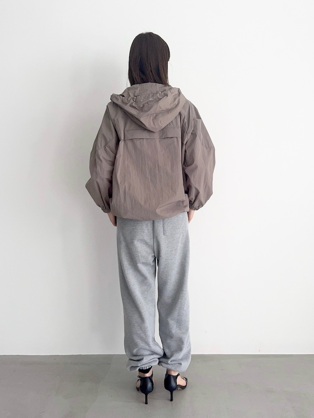 グレー系のTシャツ/カットソー、ベージュ系のその他アウターを着用したレディースの冬コーディネートの5枚目の写真