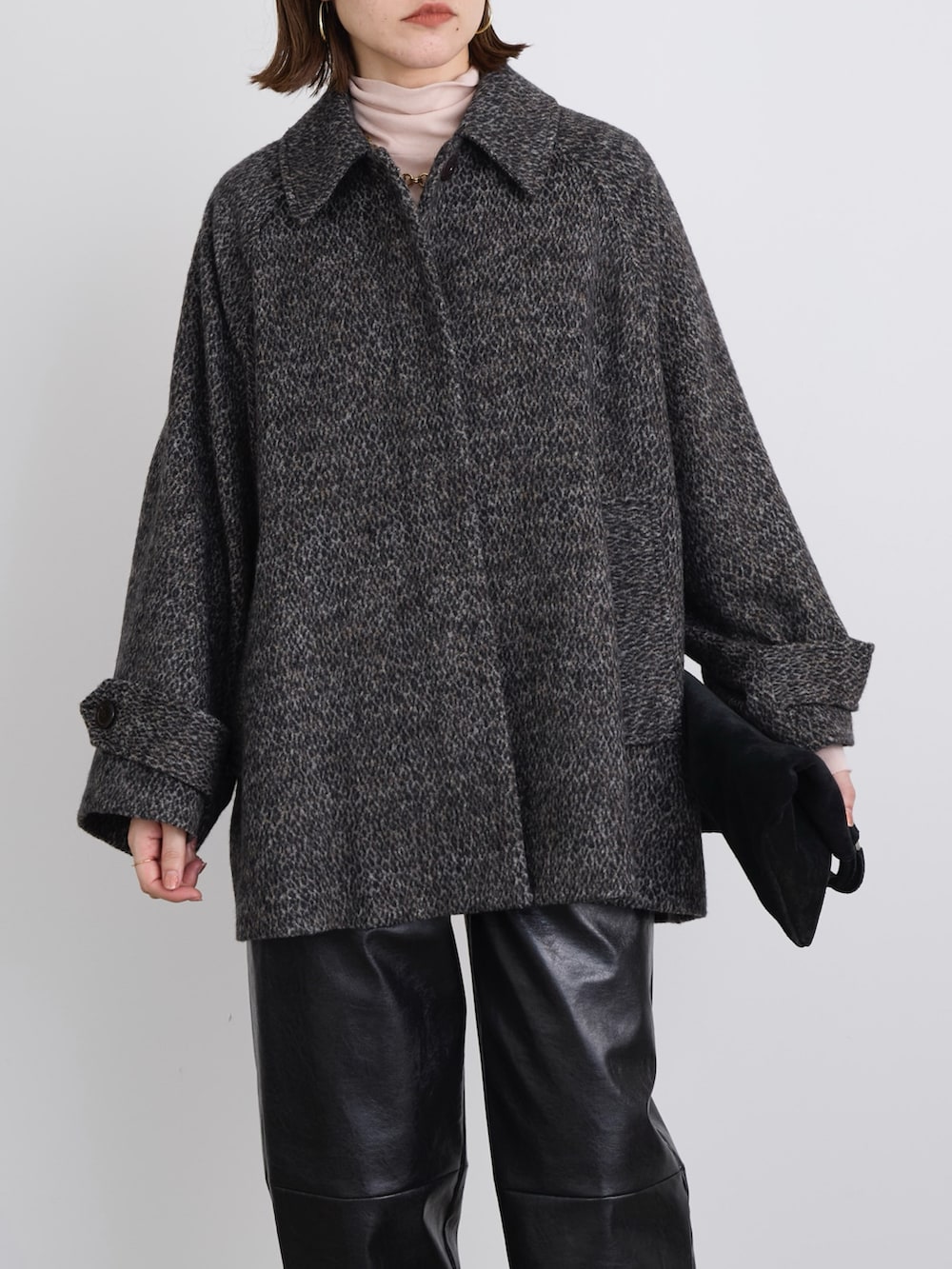 その他のその他アウター、ピンク系のTシャツ/カットソー、ブラック系のその他パンツを着用したレディースの冬コーディネートの2枚目の写真