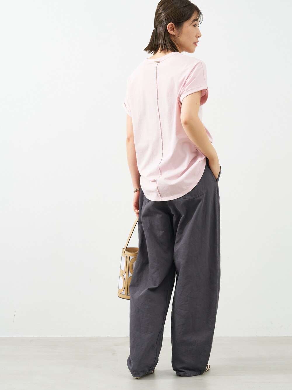 「mica&deal、マイカアンドディール、休日スタイル、お出かけコーデ、Tシャツ、ロゴ、ロゴT、ピンク、ブラック、デニム、デニムパンツ、ブラックデニム、30代コーデ」｜「MICA&DEALの"SHARON"ロゴヘムラウンドT-shirt〈2サイズ展開〉（Tシャツ/カットソー、ピンク系）」を使った、erikaさん（骨格ウェーブ・レディース・163cm）の夏コーディネートの3枚目の写真