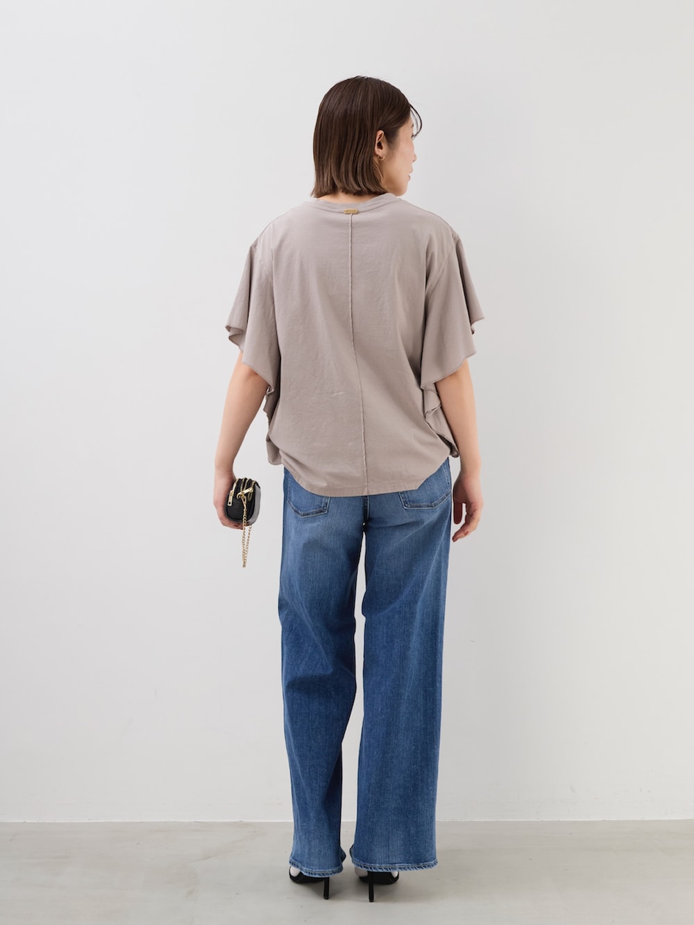 「mica&deal、マイカアンドディール、別注、Tシャツ、ロゴT、フリル、AMERICANA、Americana 、大人カジュアル、休日スタイル、お出かけコーデ、サンダル」｜「AMERICANAの【AMERICANA×MICA&DEAL】15th ANNIVERSARY フリルスリーブT-shirt（Tシャツ/カットソー、ベージュ系）」を使った、erikaさん（骨格ウェーブ・レディース・163cm）の夏コーディネートの5枚目の写真