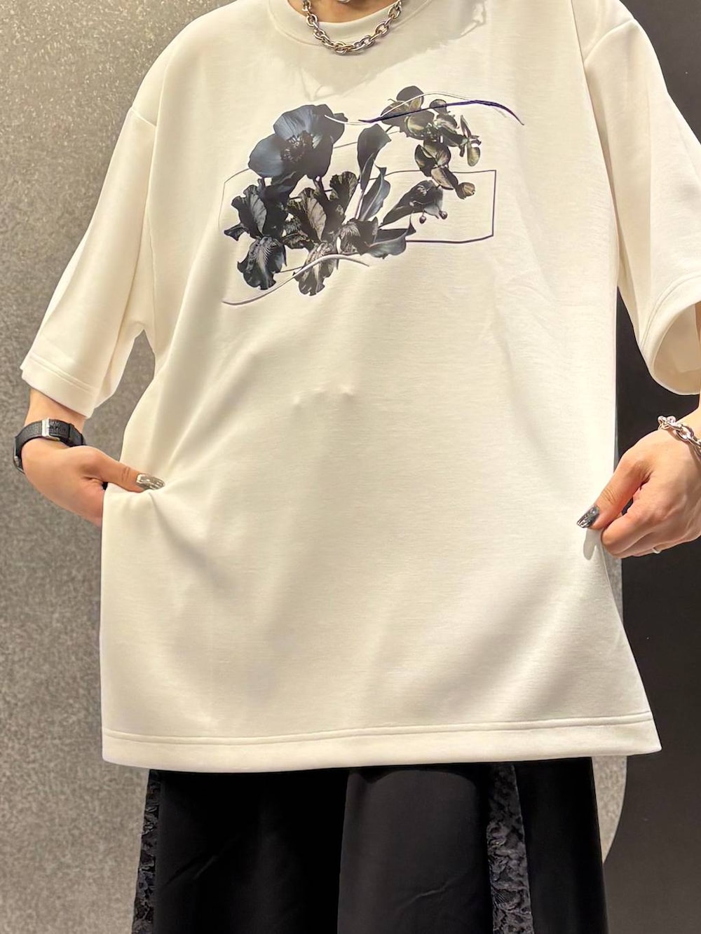 シルバー系のサンダル、ブラック系のショルダーバッグ、ブラック系のその他パンツを着用したレディースの夏コーディネートの7枚目の写真