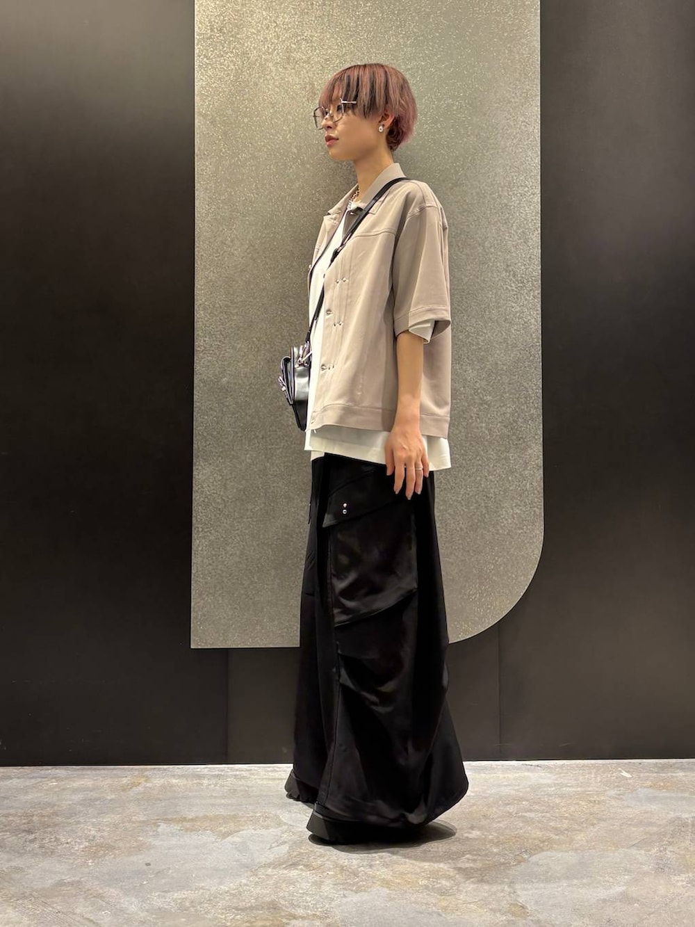 ブラック系のサンダル、ブラック系のカーゴパンツ、ブラック系のショルダーバッグを着用したレディースの春コーディネートの2枚目の写真