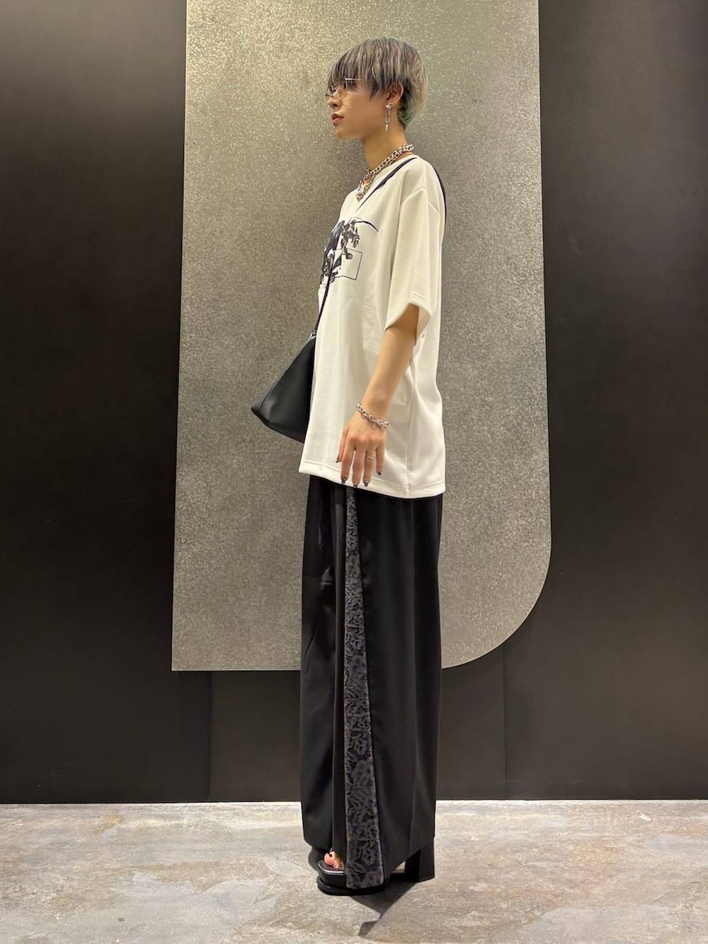 シルバー系のサンダル、ブラック系のショルダーバッグ、ブラック系のその他パンツを着用したレディースの夏コーディネートの2枚目の写真