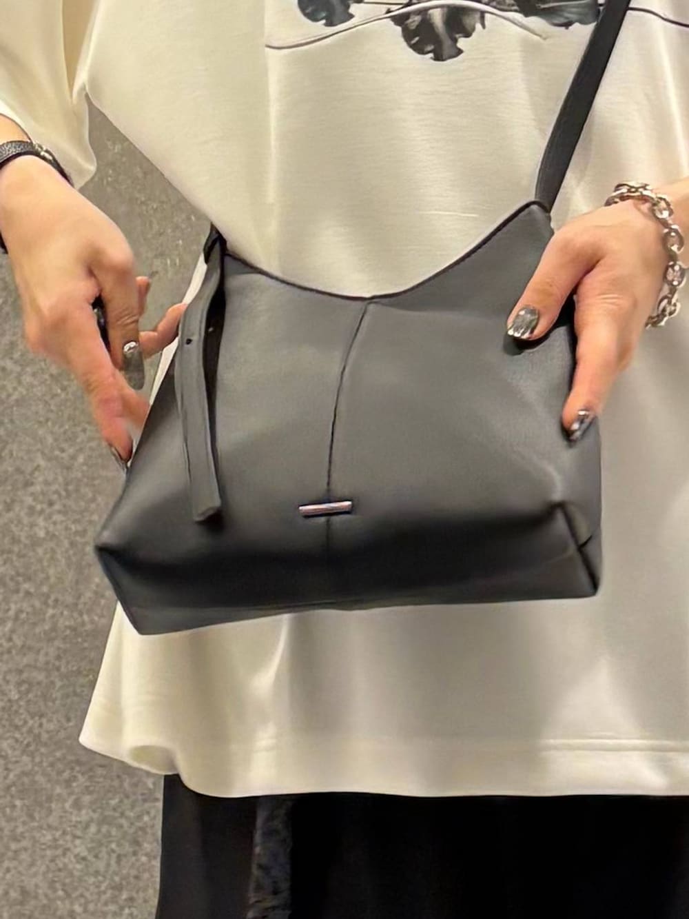 シルバー系のサンダル、ブラック系のショルダーバッグ、ブラック系のその他パンツを着用したレディースの夏コーディネートの4枚目の写真