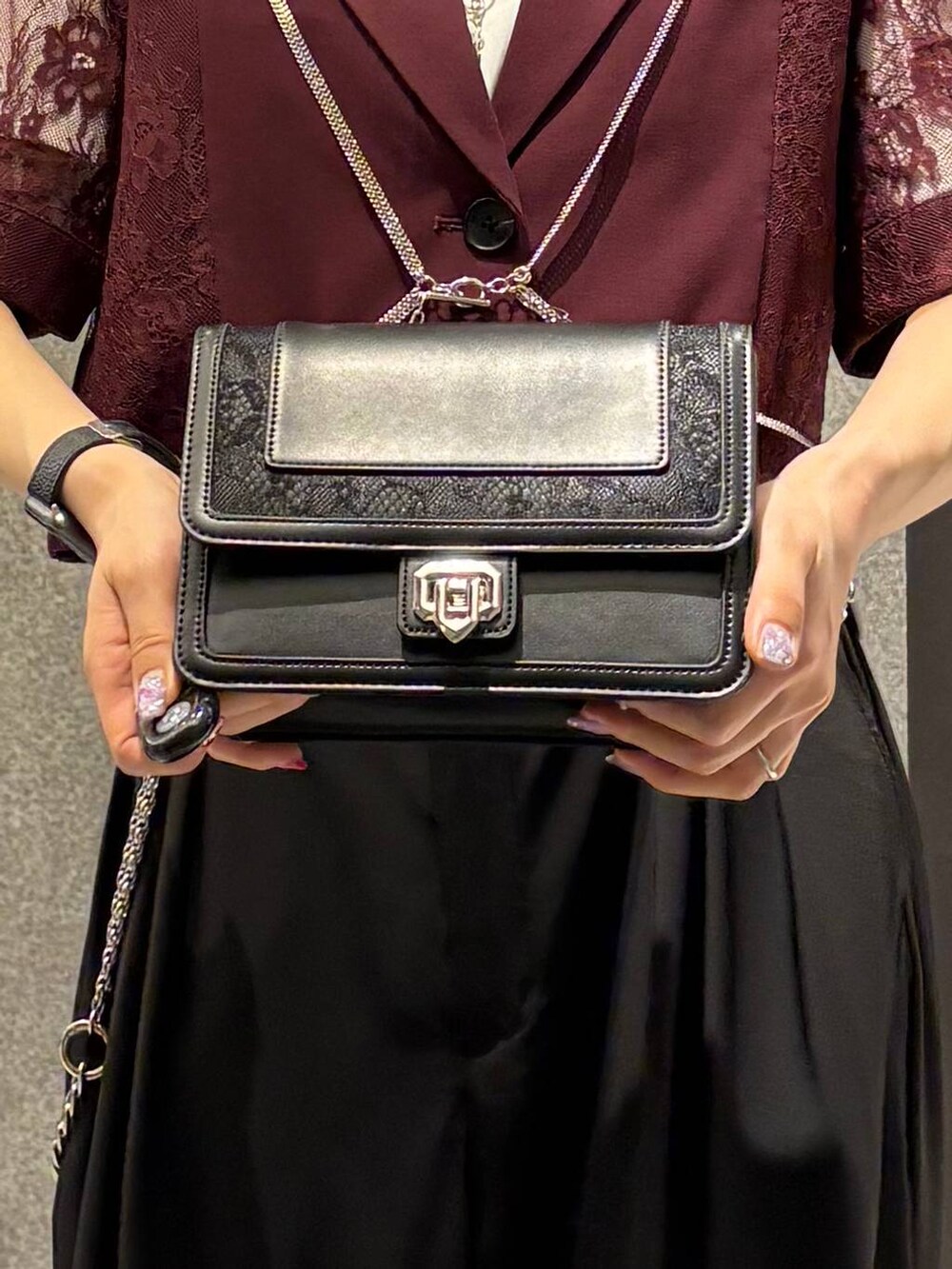 シルバー系のサンダル、レッド系のテーラードジャケット、ホワイト系のTシャツ/カットソーを着用したレディースの春コーディネートの4枚目の写真