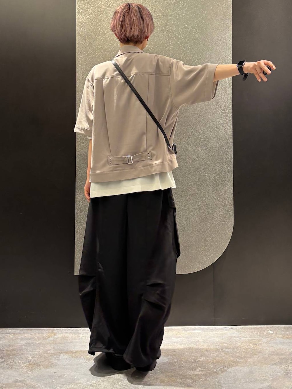 ブラック系のサンダル、ブラック系のカーゴパンツ、ブラック系のショルダーバッグを着用したレディースの春コーディネートの3枚目の写真