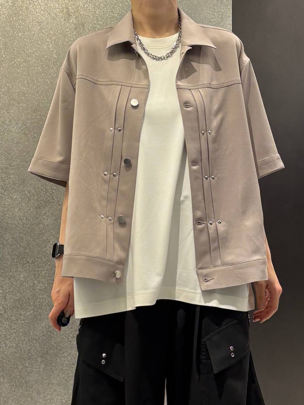 ブラック系のサンダル、ブラック系のカーゴパンツ、ブラック系のショルダーバッグを着用したレディースの春コーディネートの5枚目の写真