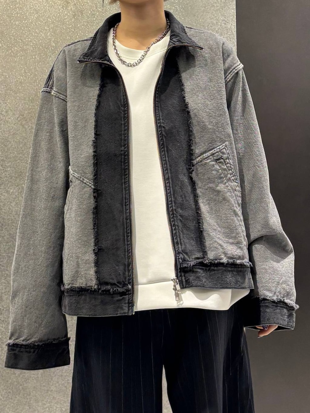 ブラック系のブーツ、ブラック系のトートバッグ、ホワイト系のスウェットを着用したレディースの冬コーディネートの5枚目の写真