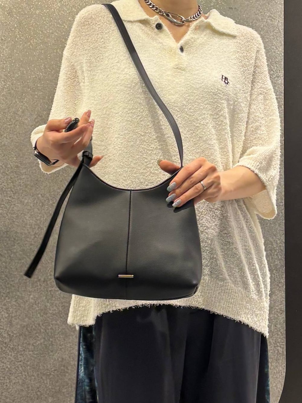 ブラック系のサンダル、ブラック系のショルダーバッグ、シルバー系のウォレットチェーンを着用したレディースの夏コーディネートの4枚目の写真