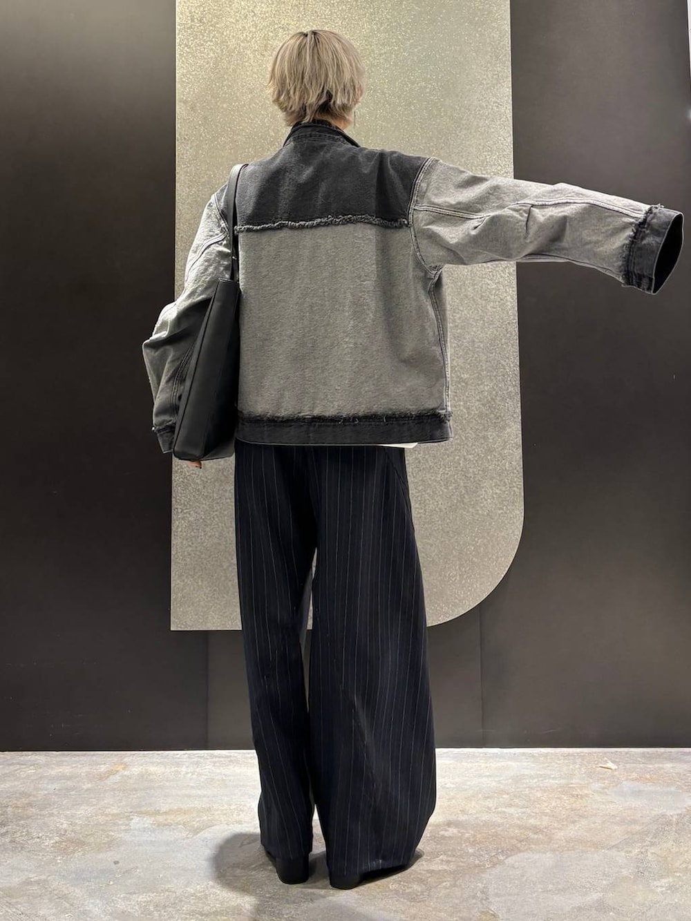 ブラック系のブーツ、ブラック系のトートバッグ、ホワイト系のスウェットを着用したレディースの冬コーディネートの3枚目の写真