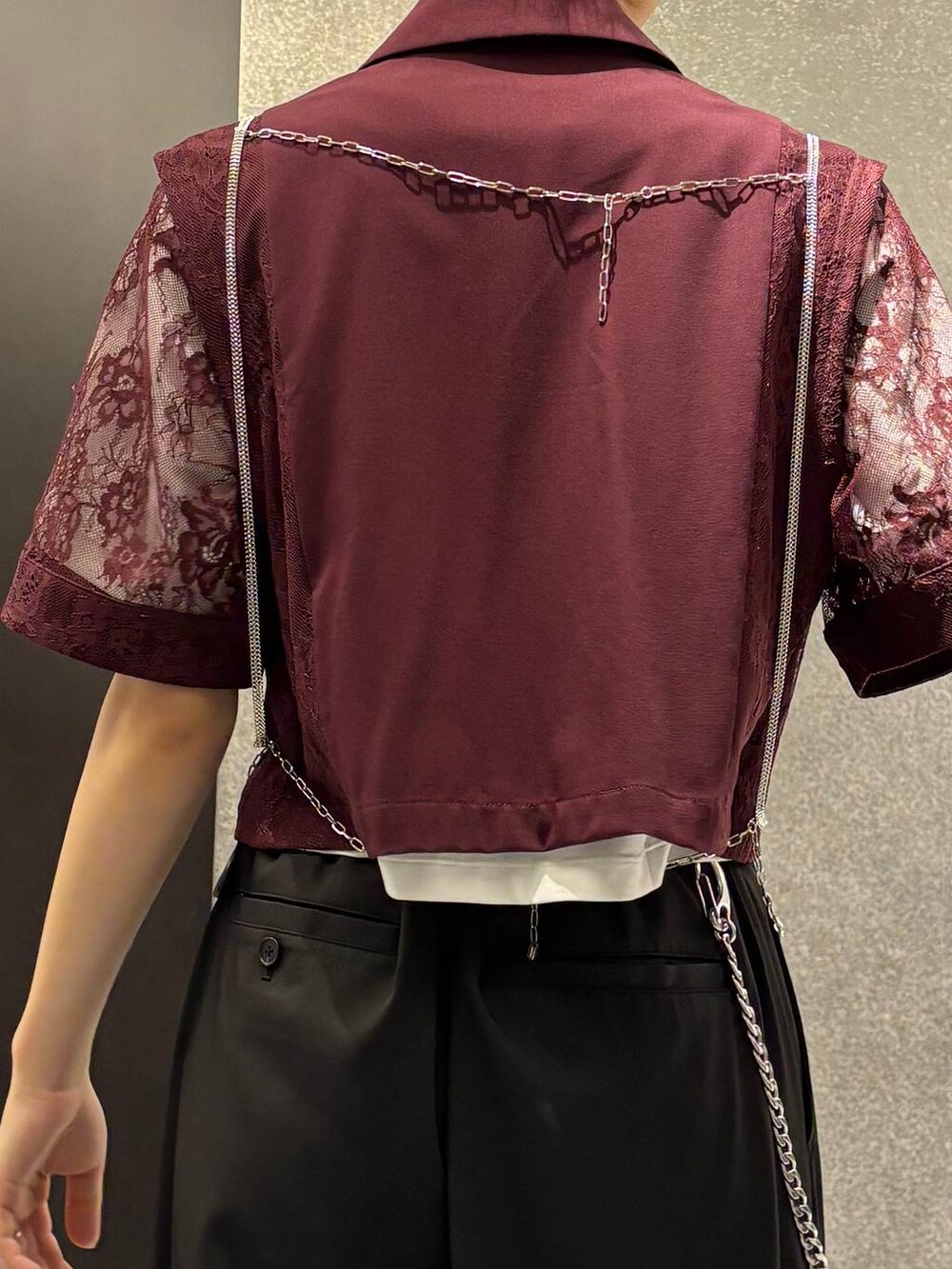 シルバー系のサンダル、レッド系のテーラードジャケット、ホワイト系のTシャツ/カットソーを着用したレディースの春コーディネートの7枚目の写真