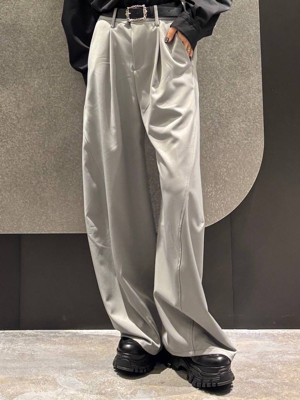 ブラック系のスニーカー、ホワイト系のブルゾン、グレー系のスラックスを着用したレディースの春コーディネートの8枚目の写真