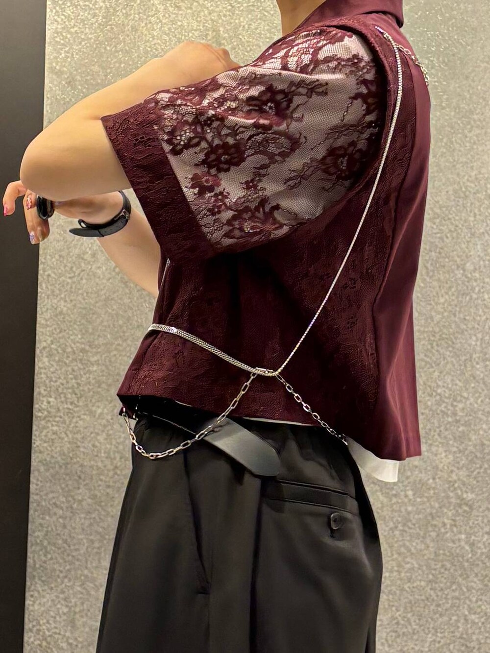 シルバー系のサンダル、レッド系のテーラードジャケット、ホワイト系のTシャツ/カットソーを着用したレディースの春コーディネートの6枚目の写真
