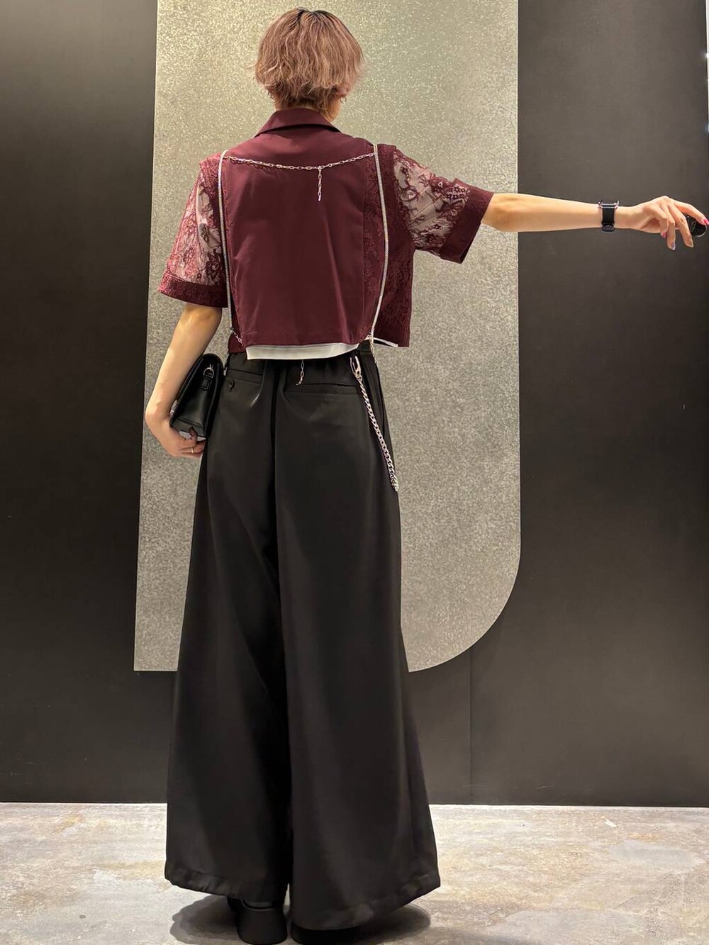 シルバー系のサンダル、レッド系のテーラードジャケット、ホワイト系のTシャツ/カットソーを着用したレディースの春コーディネートの3枚目の写真