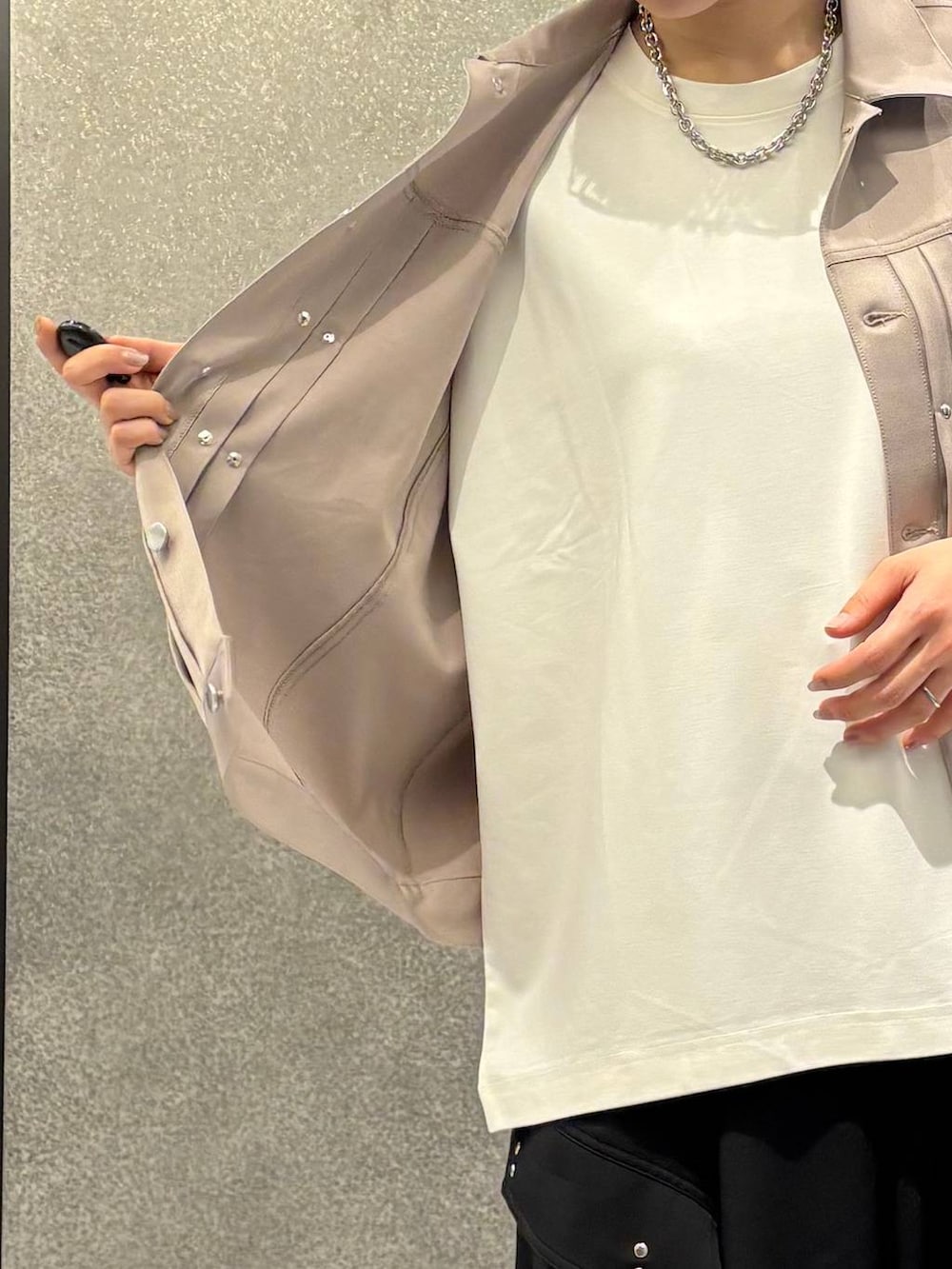 ブラック系のサンダル、ブラック系のカーゴパンツ、ブラック系のショルダーバッグを着用したレディースの春コーディネートの6枚目の写真