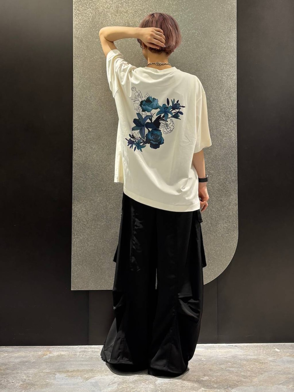 ブラック系のサンダル、ブラック系のカーゴパンツ、ブラック系のショルダーバッグを着用したレディースの春コーディネートの7枚目の写真