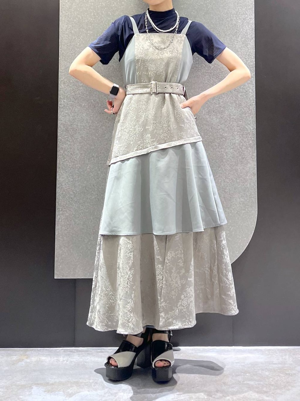 ホワイト系のサンダル、グレー系のワンピース、ブラック系のTシャツ/カットソーを着用したレディースの春コーディネートの4枚目の写真