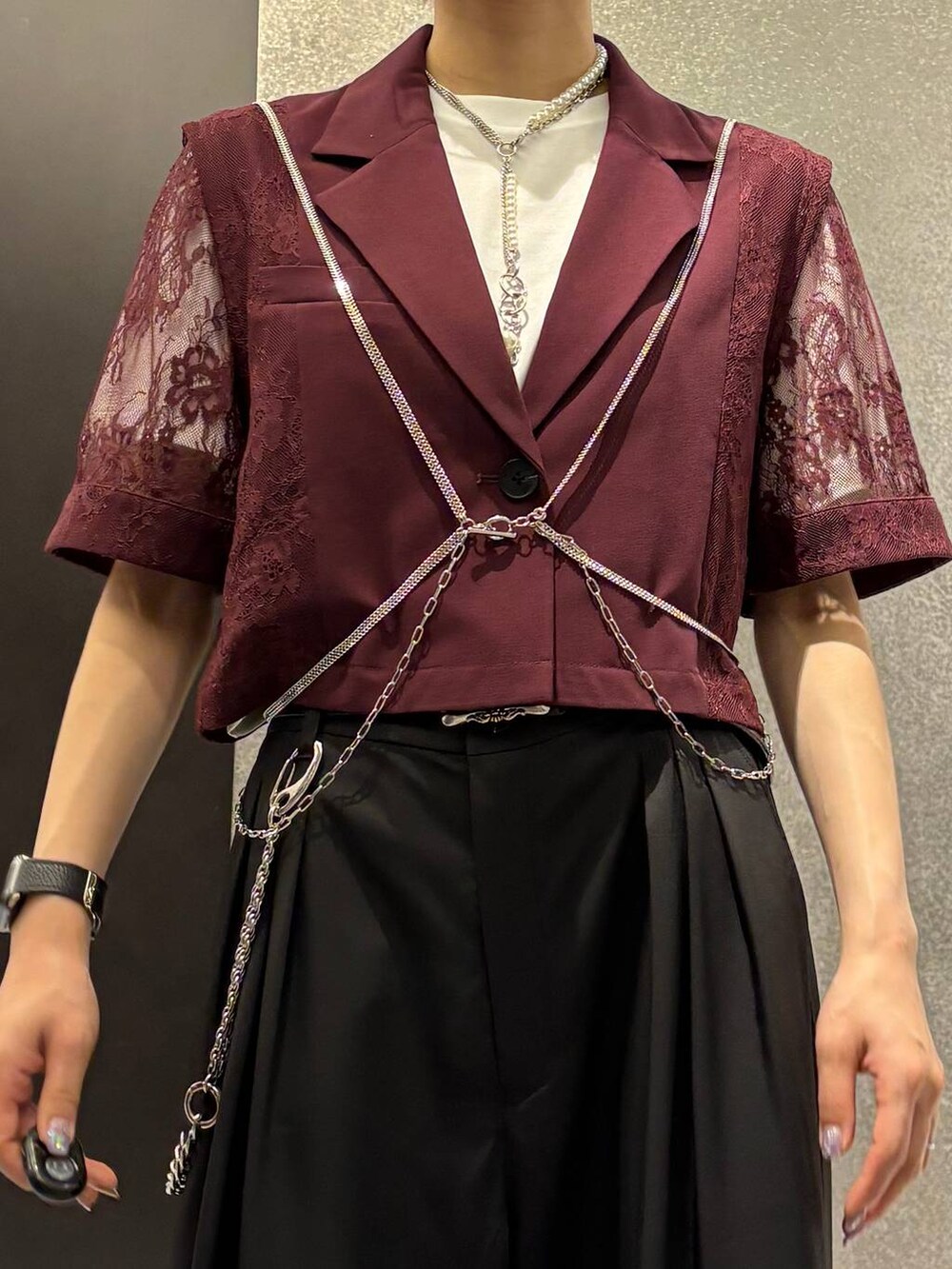 シルバー系のサンダル、レッド系のテーラードジャケット、ホワイト系のTシャツ/カットソーを着用したレディースの春コーディネートの5枚目の写真