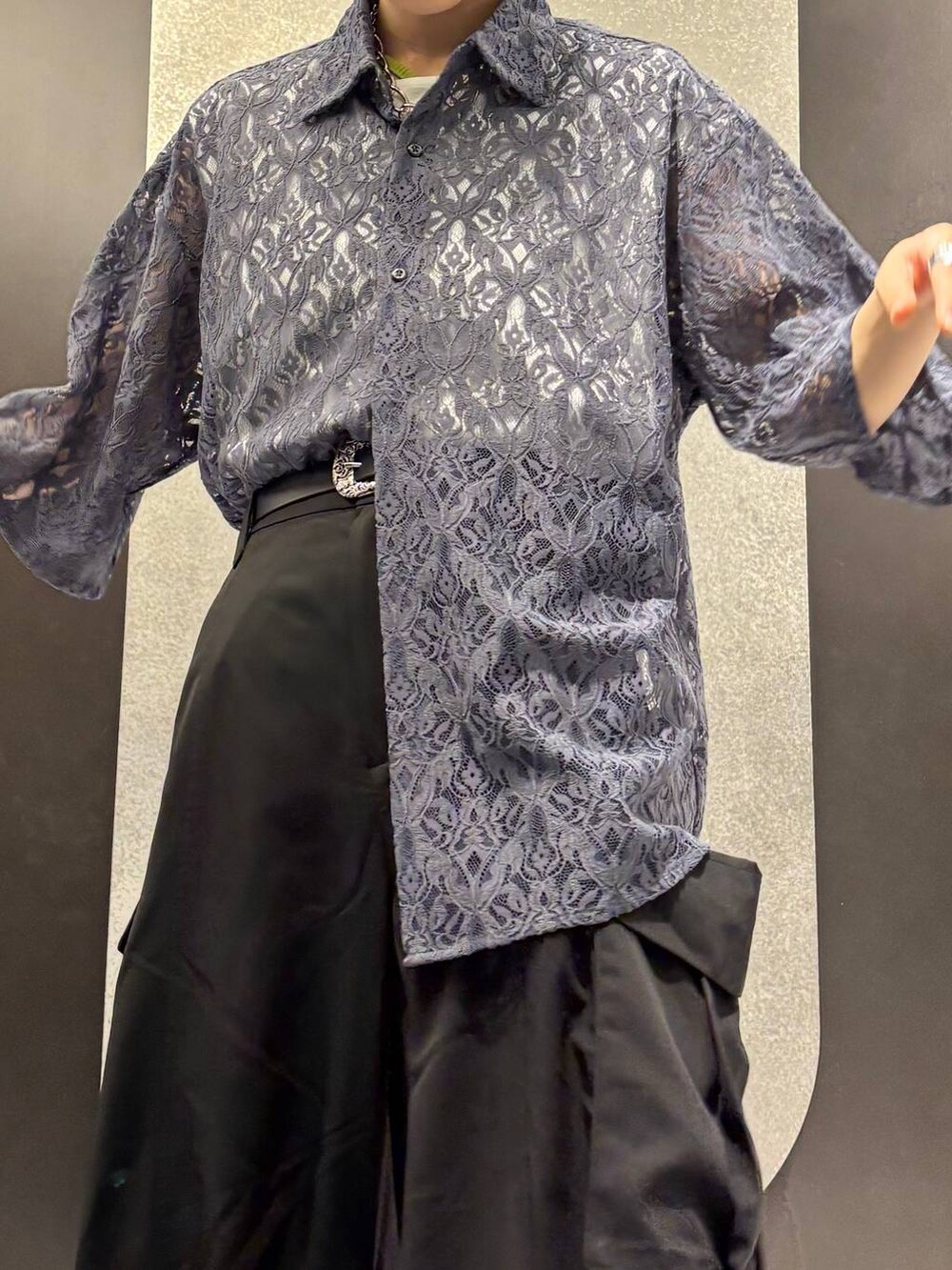 ブラック系のサンダル、ホワイト系のTシャツ/カットソー、ブラック系のカーゴパンツを着用したレディースの春コーディネートの4枚目の写真