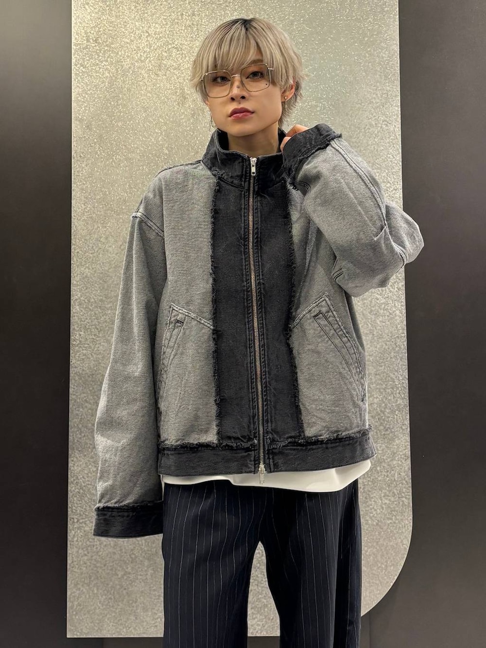 ブラック系のブーツ、ブラック系のトートバッグ、ホワイト系のスウェットを着用したレディースの冬コーディネートの7枚目の写真