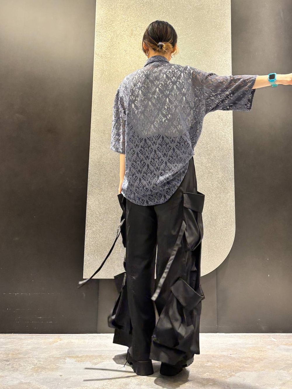 ブラック系のサンダル、ホワイト系のTシャツ/カットソー、ブラック系のカーゴパンツを着用したレディースの春コーディネートの3枚目の写真