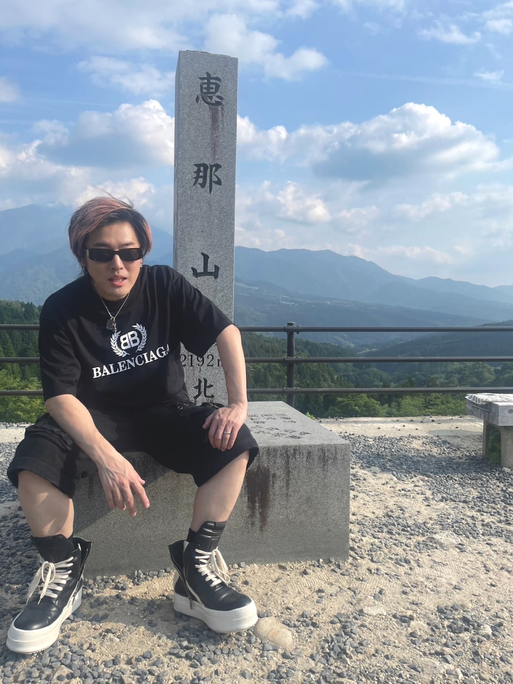 ブラック系のカーゴパンツ、ブラック系のTシャツ/カットソー、ホワイト系のその他を着用したメンズの夏コーディネートの2枚目の写真