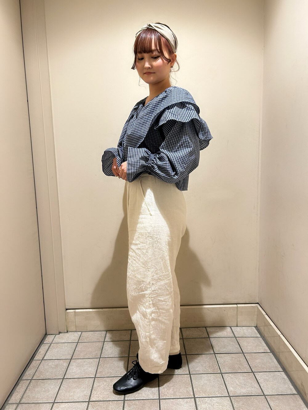 ブルー系のシャツ/ブラウス、ホワイト系のパンツ、ブラック系のその他シューズを着用したレディースの春コーディネートの2枚目の写真