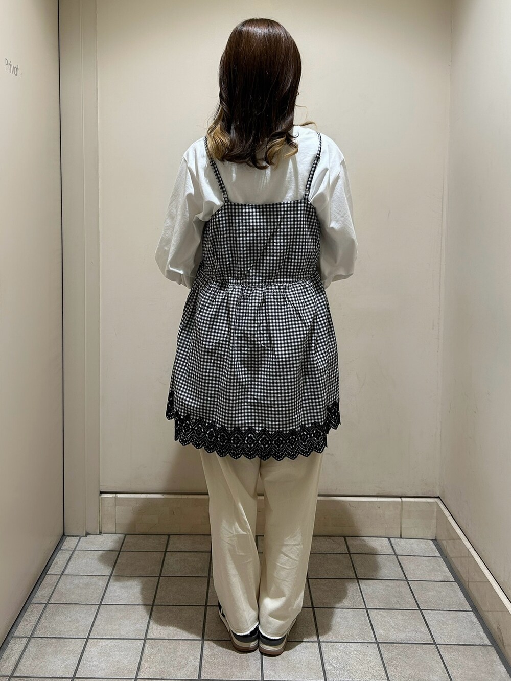 ホワイト系のTシャツ/カットソー、グレー系のシャツ/ブラウス、ホワイト系のその他パンツを着用したレディースの春コーディネートの3枚目の写真