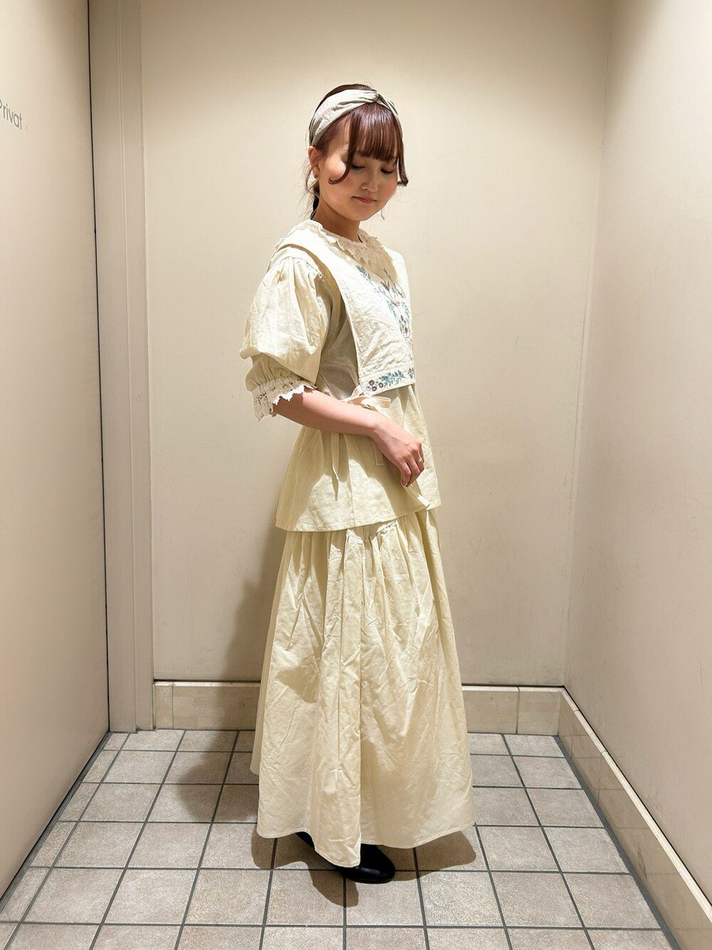 ベージュ系のスカート、ベージュ系のトップス、ベージュ系のトップスを着用したレディースの春コーディネートの2枚目の写真