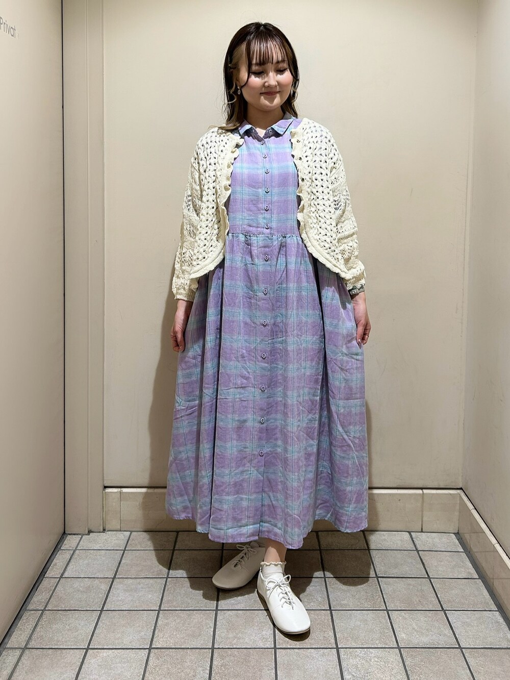 パープル系のワンピース、ホワイト系のカーディガン/ボレロ、ホワイト系のその他シューズを着用したレディースの春コーディネートの2枚目の写真