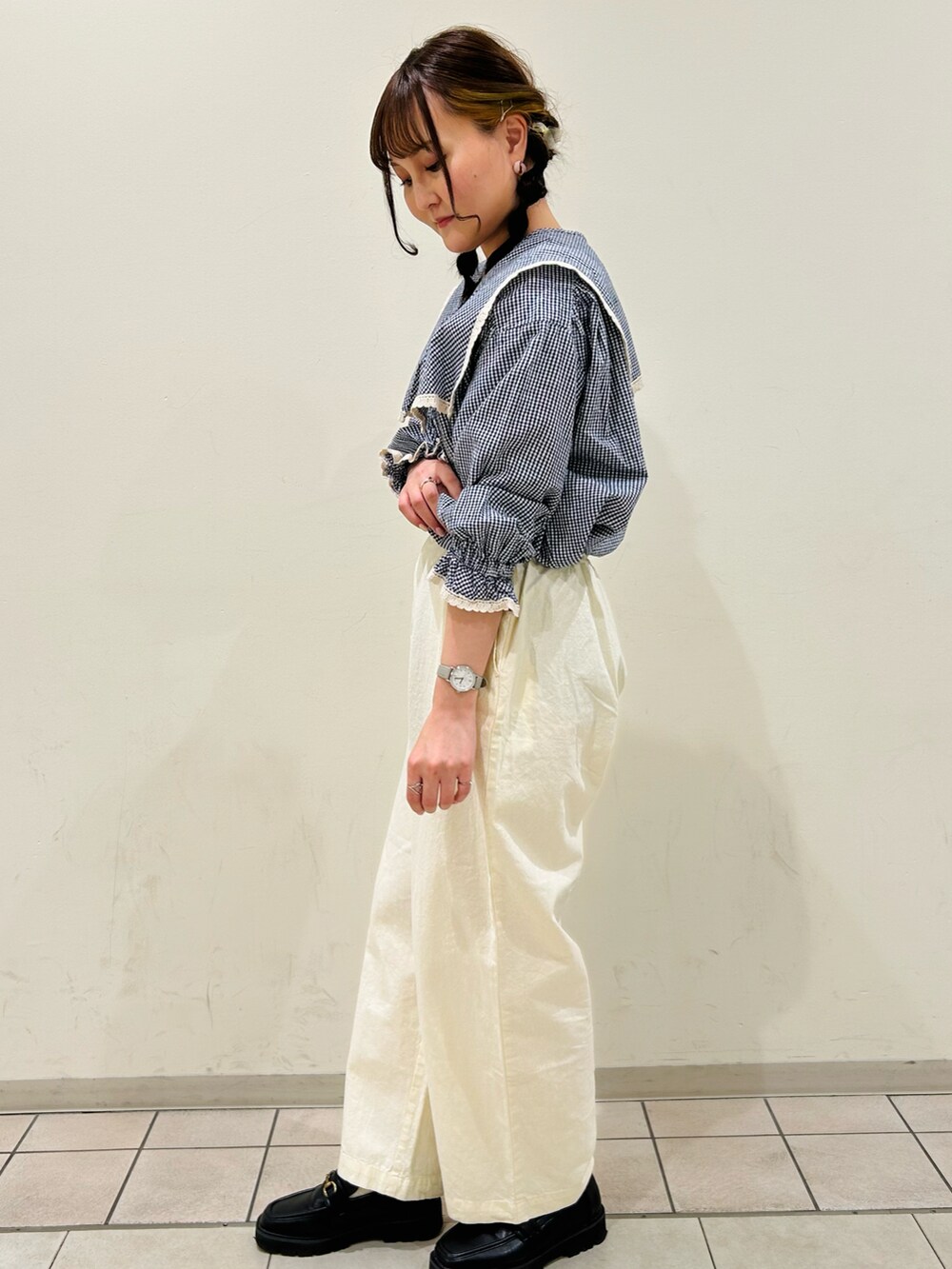ホワイト系のパンツ、ブルー系のシャツ/ブラウスを着用したレディースの春コーディネートの2枚目の写真