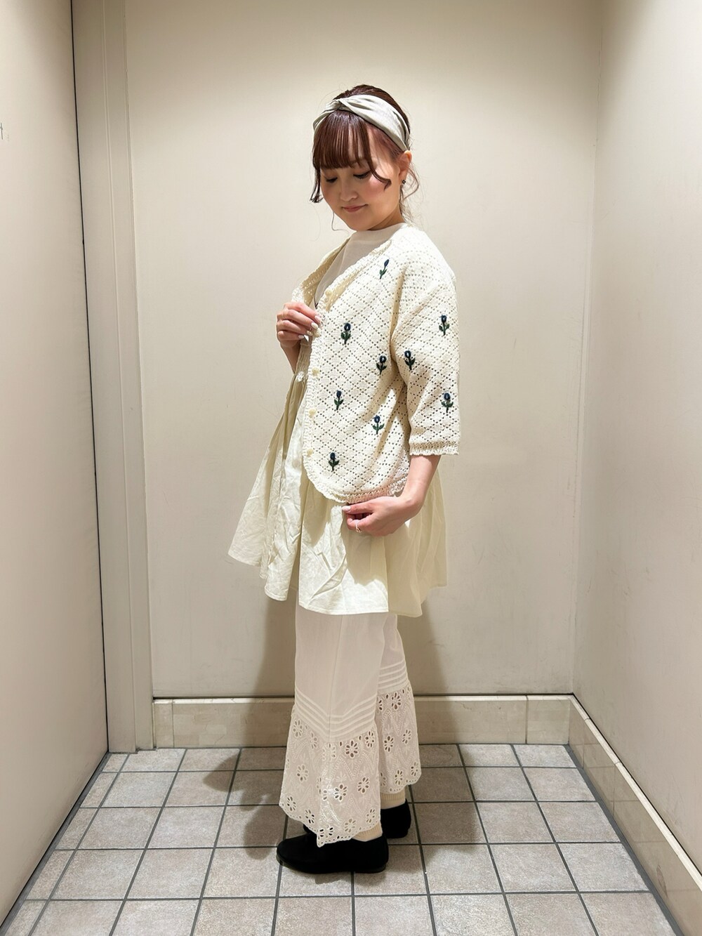 ホワイト系のトップス、ホワイト系のTシャツ/カットソー、ホワイト系のキャミソールを着用したレディースの春コーディネートの2枚目の写真