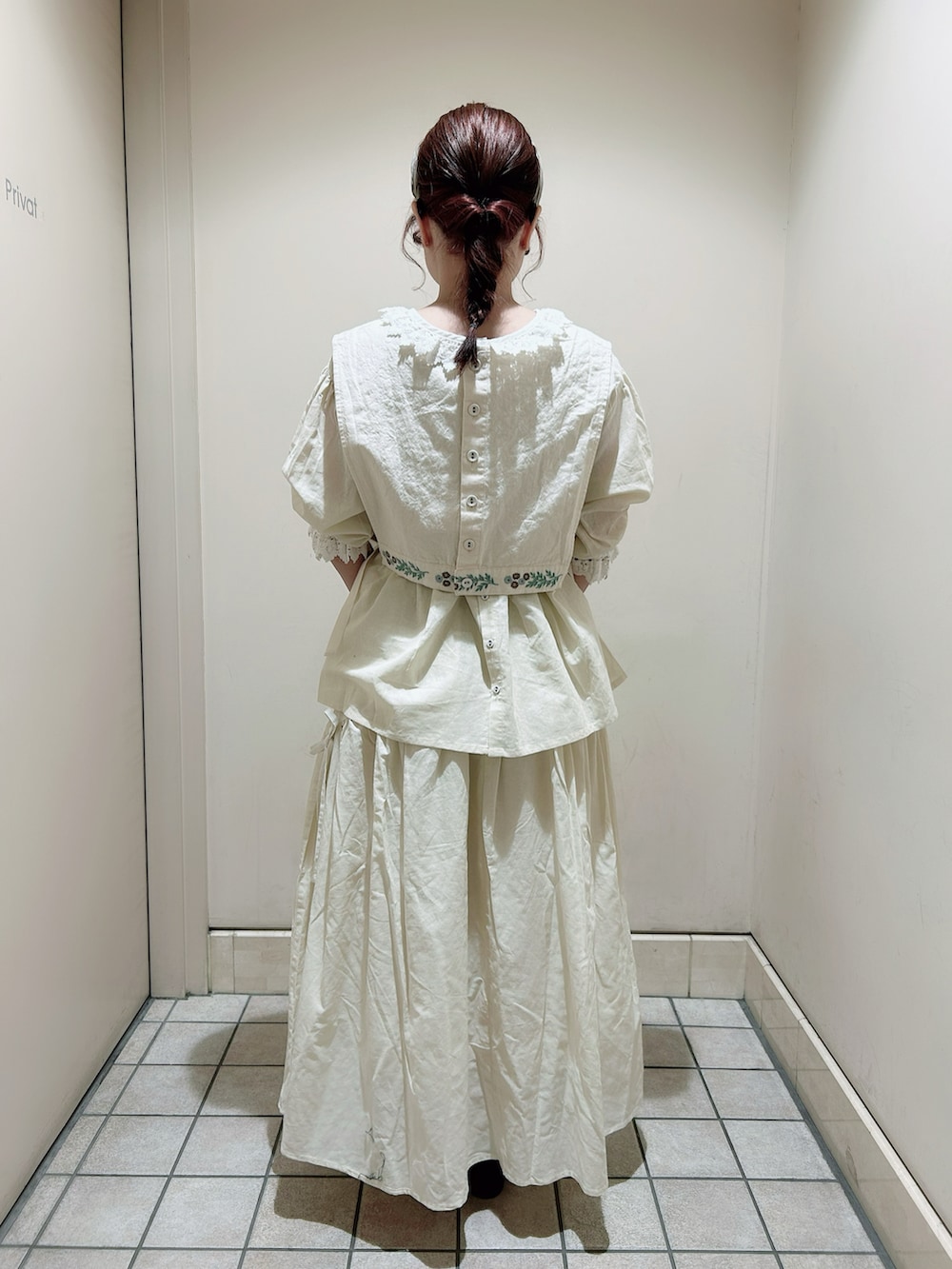ベージュ系のスカート、ベージュ系のトップス、ベージュ系のトップスを着用したレディースの春コーディネートの3枚目の写真