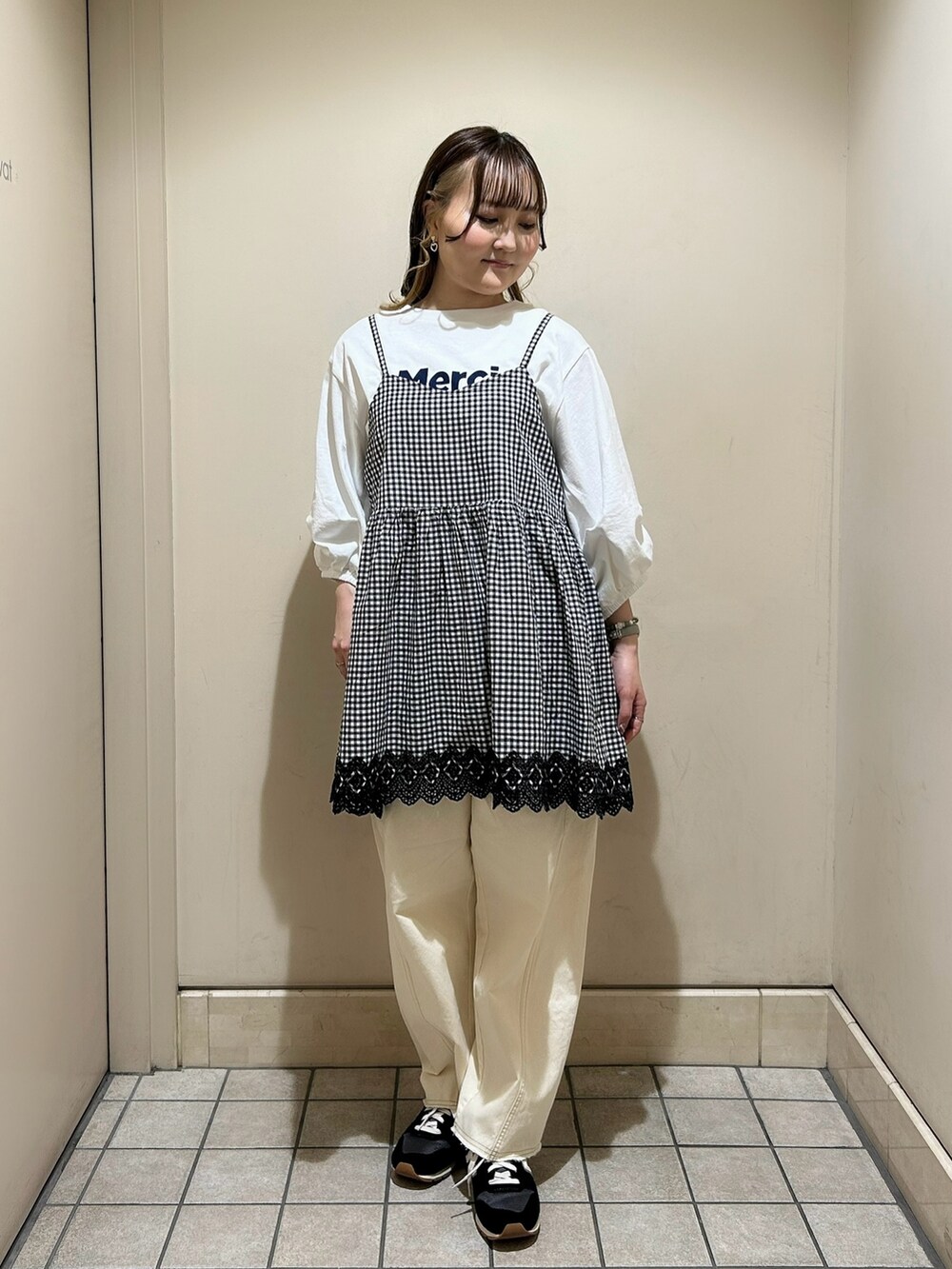 ホワイト系のTシャツ/カットソー、グレー系のシャツ/ブラウス、ホワイト系のその他パンツを着用したレディースの春コーディネートの2枚目の写真