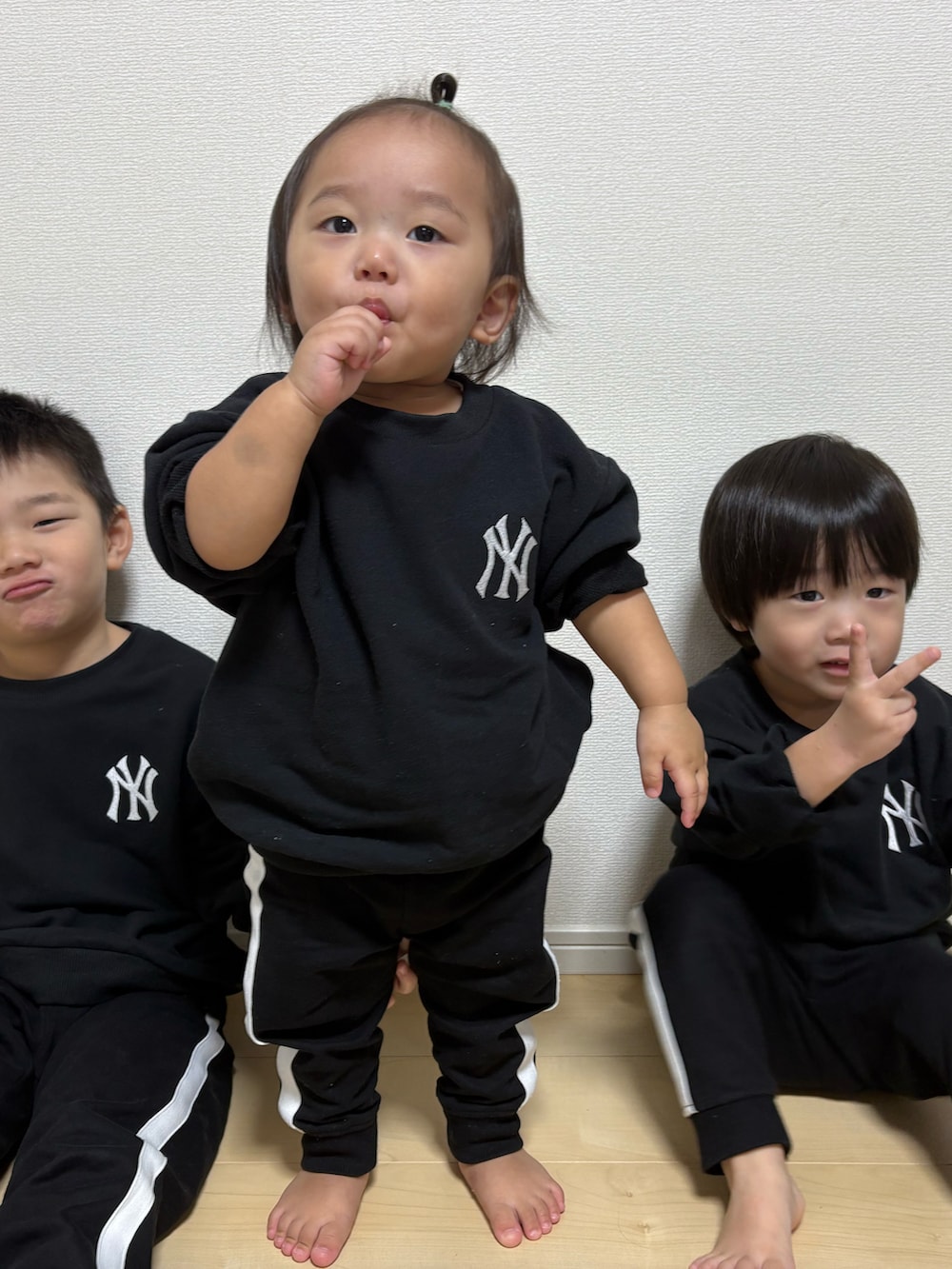 ブラック系のスウェットを着用したキッズの秋コーディネートの2枚目の写真