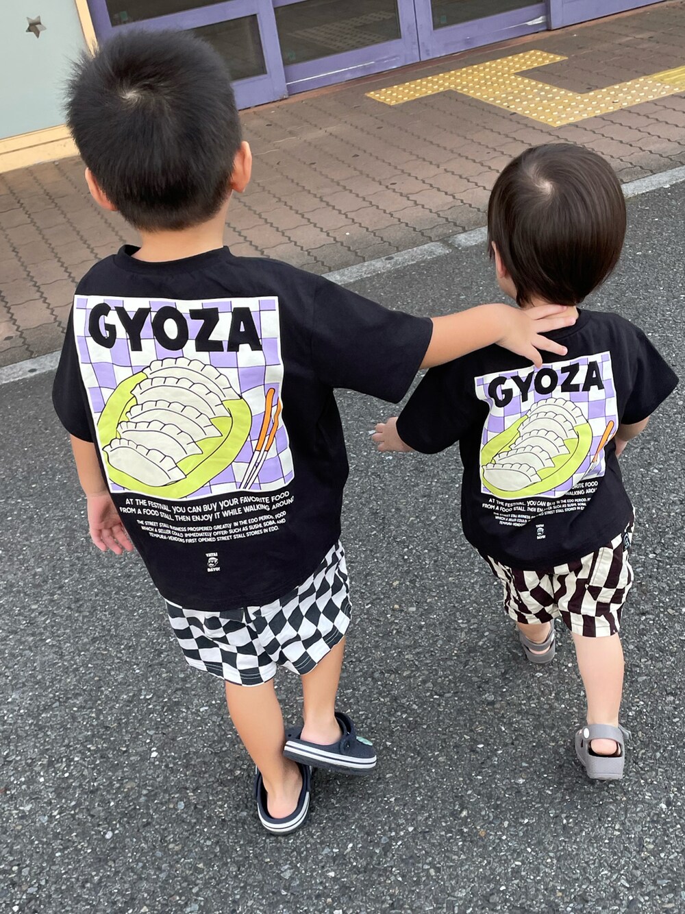 ブラック系のTシャツ/カットソー、その他のパンツを着用したキッズの春コーディネートの2枚目の写真